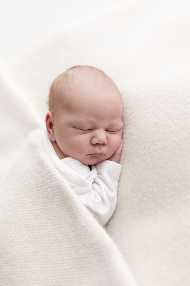 Tijdloze newborn shoot met een creme achtergrond. Deze warme setting brengt  je pasgeboren baby prachtig in beeld.