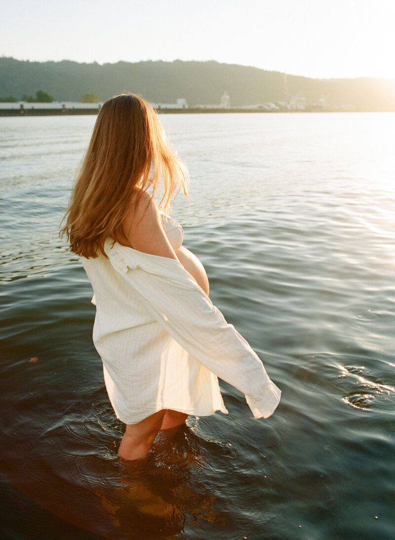 portland-maternity-water-session-35mm-film