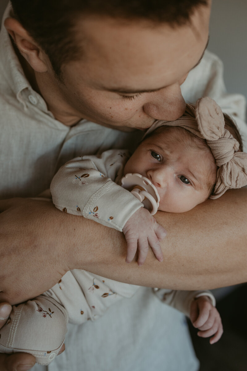 papa met baby