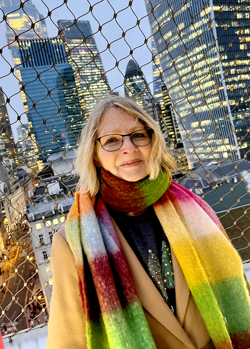 Hypnotherapist and Confidence Coach Laurie Harvey. How to increase confidence and self-esteem in midlife women transformative online course - Your Next Step Forward