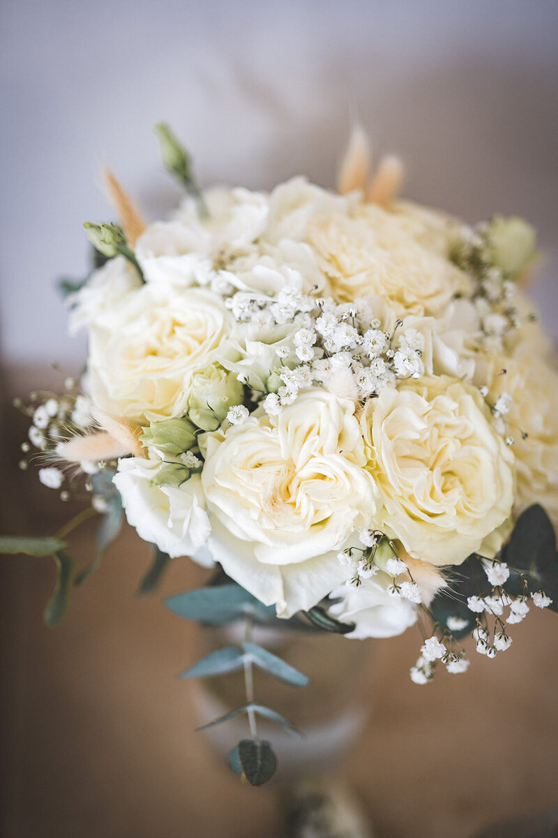 Bouquet-de-mariee-roses-blanches