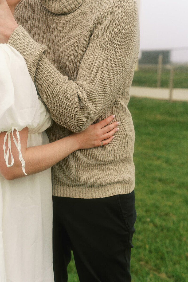 A faceless couple embracing, representing a portraits session by candid photographer Among the Oaks. 