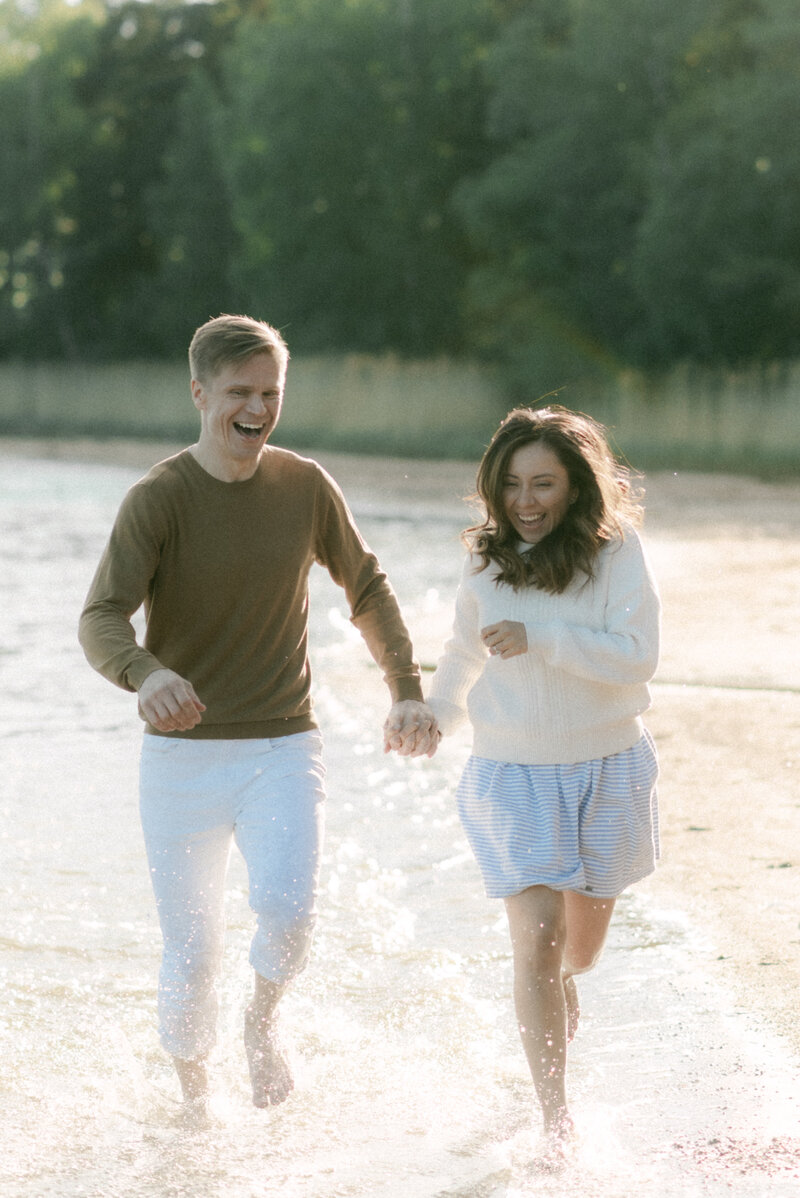 Couple on a beach on a photography session with photographer Hannika Gabrielsson