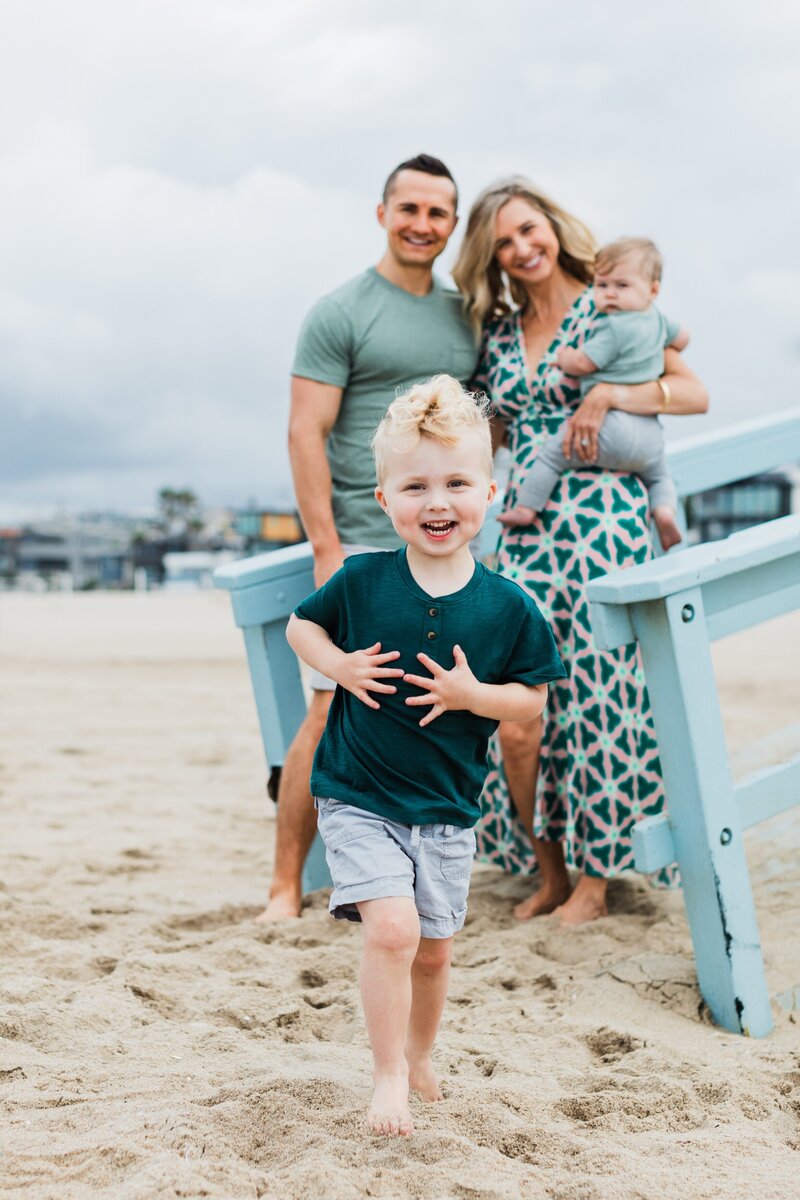 family-photo-on-hermosa-beach-in-the-south-bay