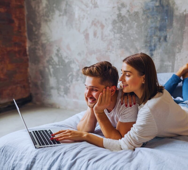 un couple consulte les prestations juridiques sur le site internet d'une juriste afin d'en choisir une 