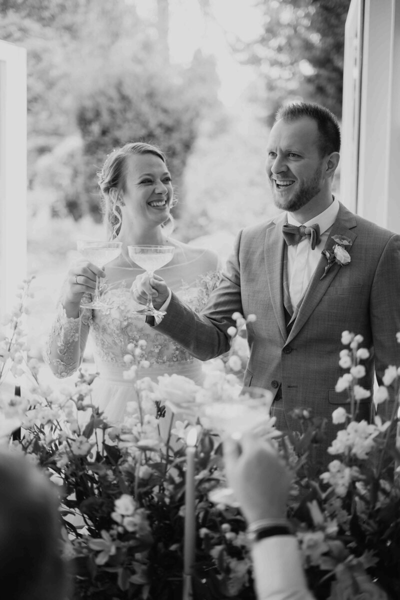 Bruidspaar brengt een proost uit op hun huwelijk, georganiseerd door een weddingplanner