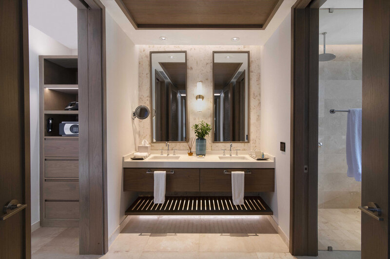 premier_jr_suite_patio_single_bathroom_01