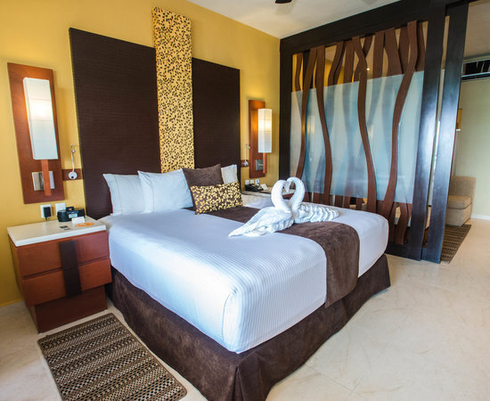 ocean-front-luxury-jacuzzi-suite-