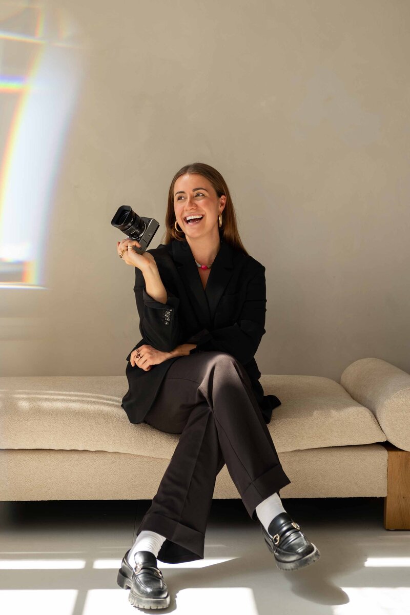 cinematische warme sfeervolle foto van fotograaf, personal branding