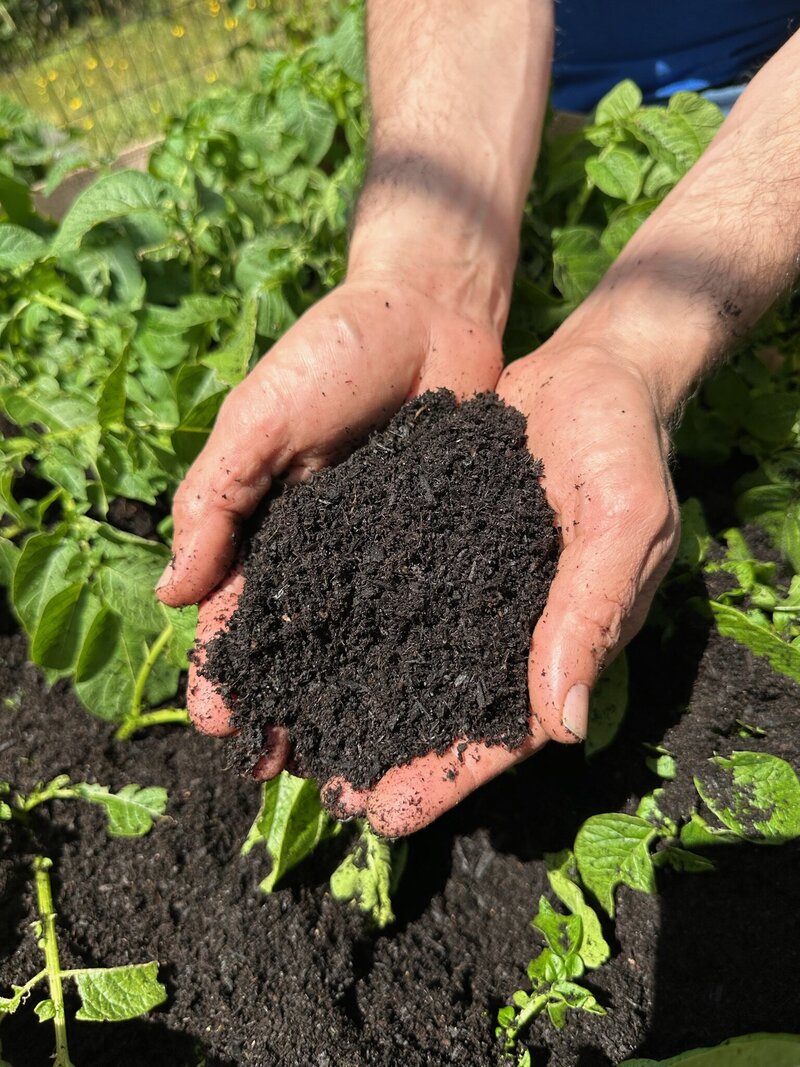 Organic fertilizer for gardeners