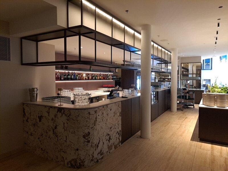 Valmis minne Garden ravintolan tilat. kuvassa tyylikäs noutopöytä