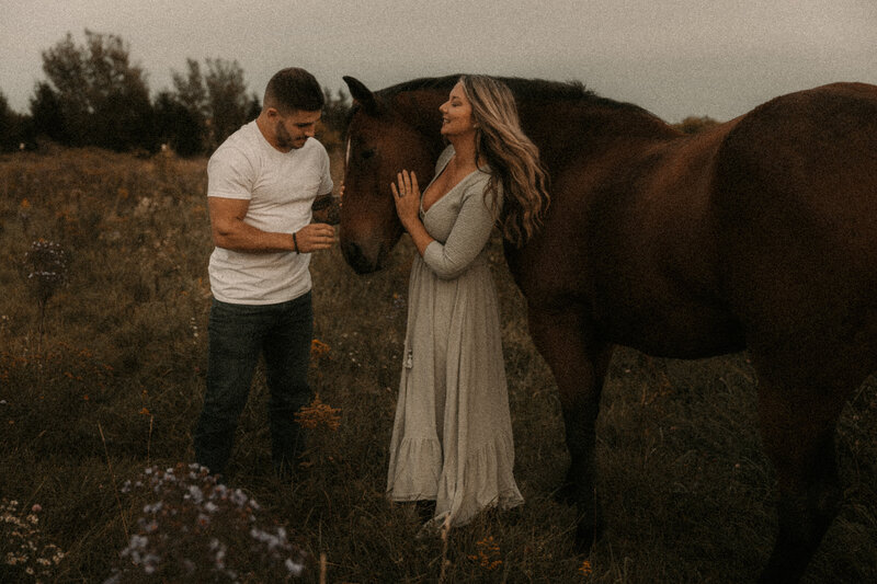 couples photo with horses