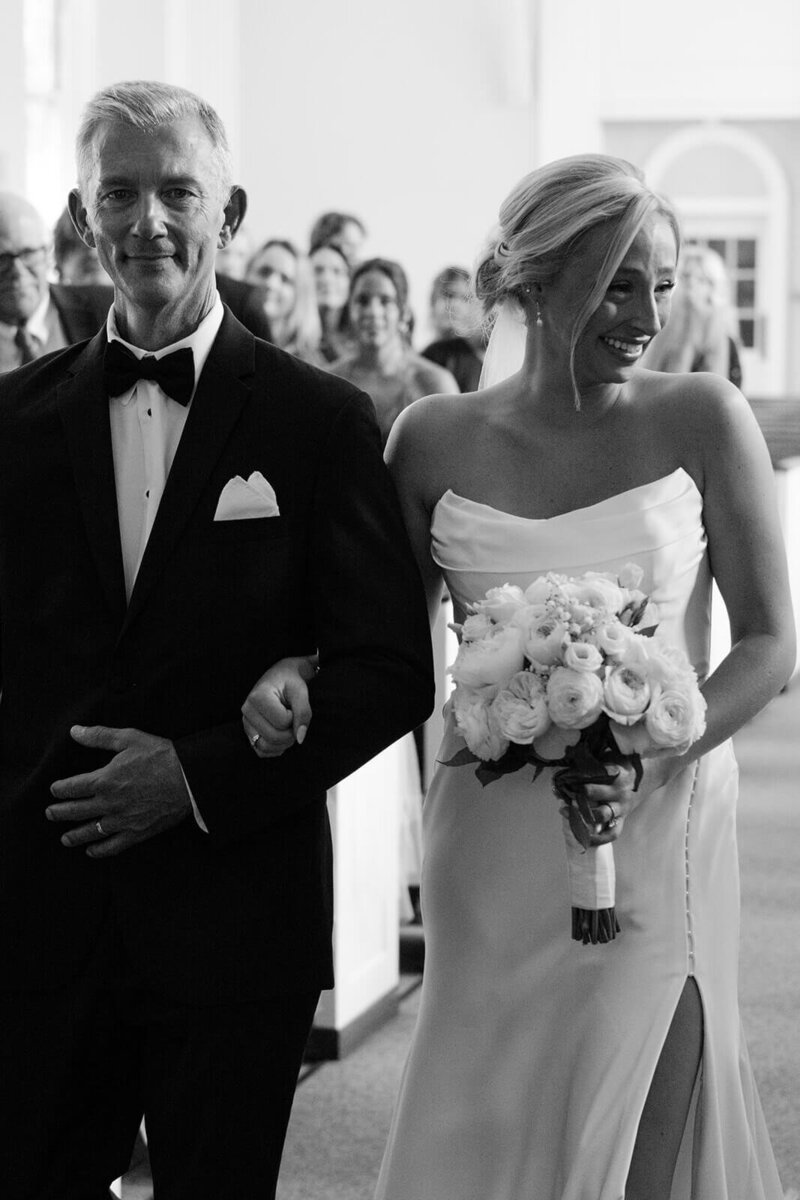 The-bride-going-to-the-altar-wedding-photo