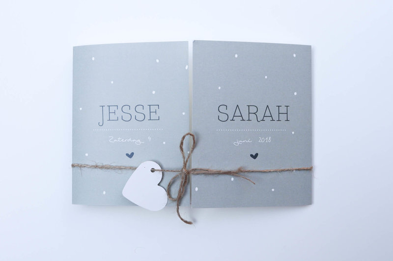 Taupe geboortekaartje Jesse & Sarah met hartjeslabel