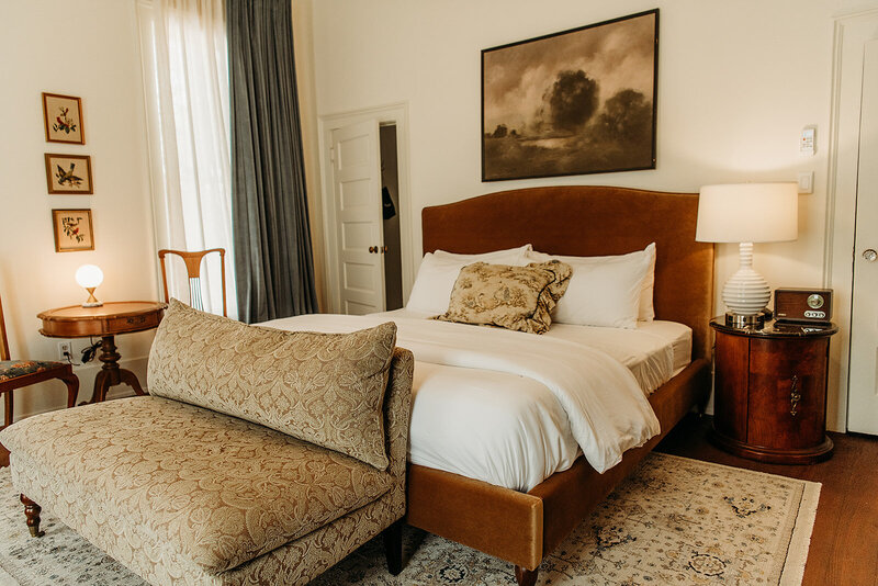 Crystal The Frio Suite features a jack and jill bath connecting it to it's Queen room. Inn - Frio Suite 1