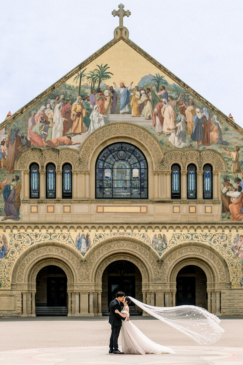 Tiffany Longeway Photography captures the breathtaking elegance of a wedding at Memorial Church, Stanford University in Palo Alto, California. The stunning architecture and intricate murals provide a magnificent backdrop for the bride and groom, creating an unforgettable moment. Ideal for couples seeking a historic and grand venue for their wedding celebration.