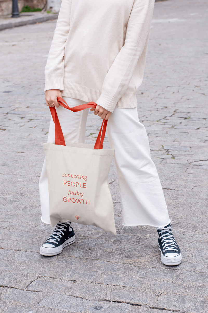 De Quote 'Connecting people, fueling growth' op totebag voor Mehr Advies