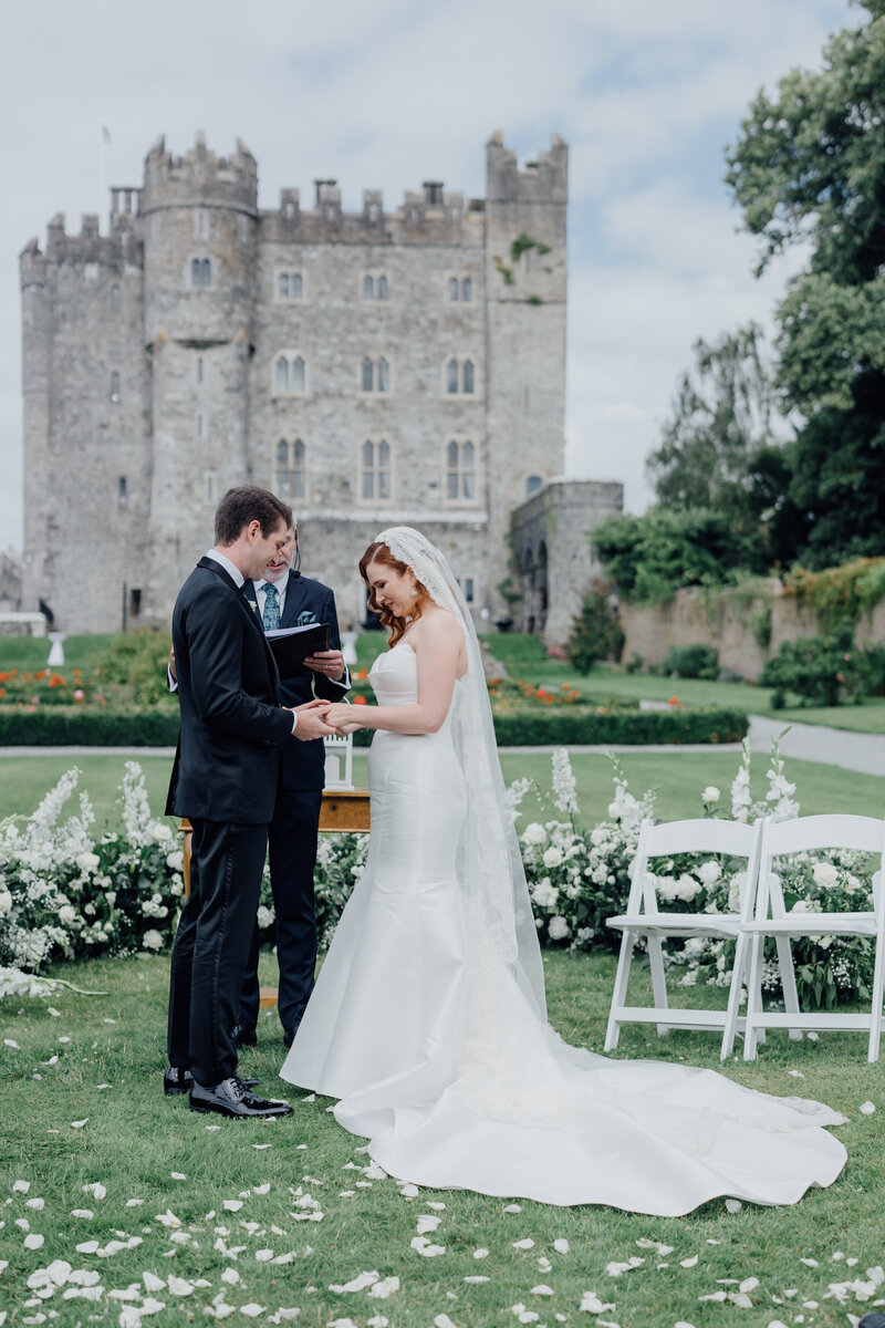 couple-say-vows-at-castle-wedding