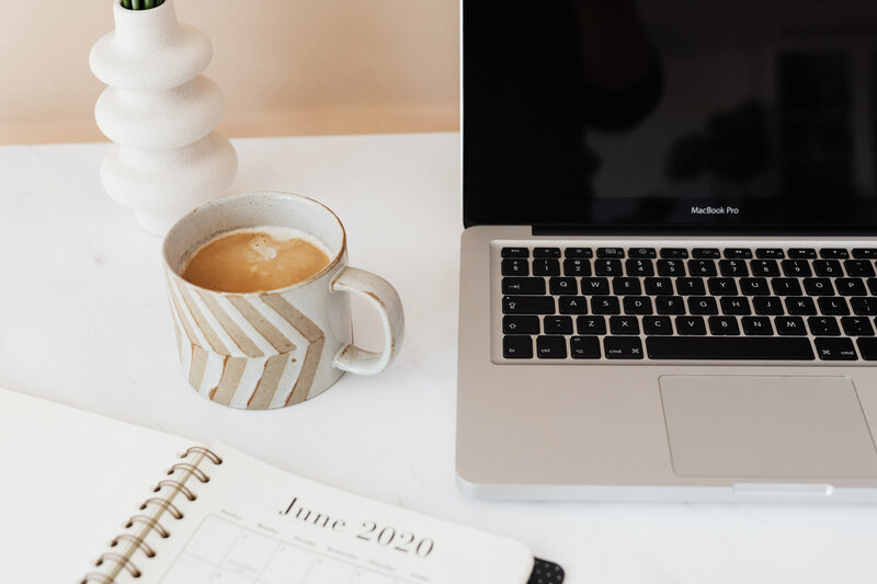 kaboompics_laptop-organizer-cup-of-coffee-on-marble-table-18199