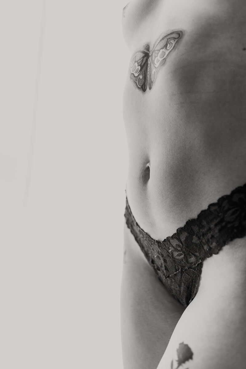 black/white image of a woman posing for boudoir photography in Idaho