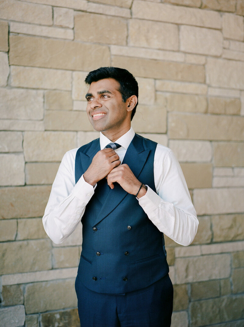 Groom preparing for ceremony in the groom’s suite at Canyonwood Ridge