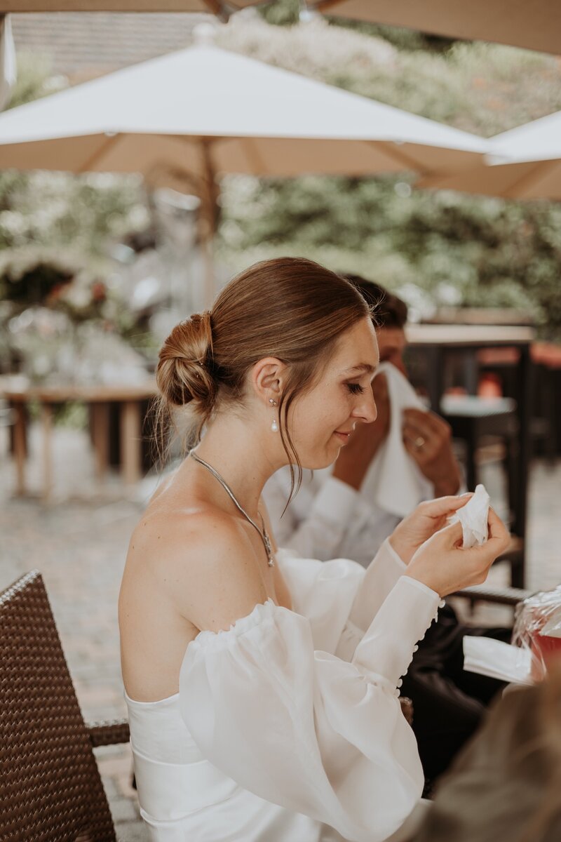 Emotionale Braut bei ihrer Hochzeit im Gut Lärchenhof in Köln-Pulheim