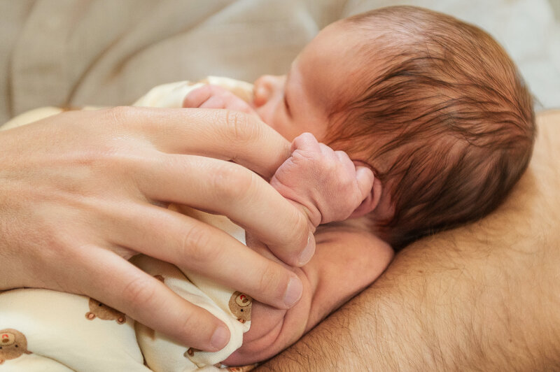 Close-up of newborn hands during an in-home lifestyle session with Kara Michelle Photography in York, Pennsylvania.