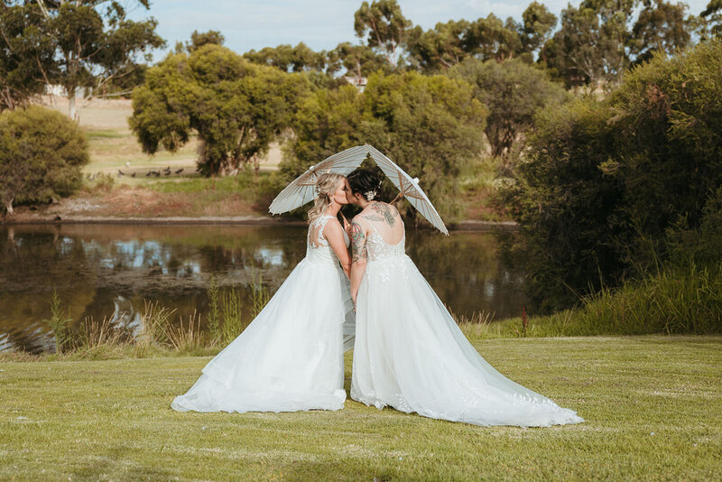 wedding-lake-vineyard-brides