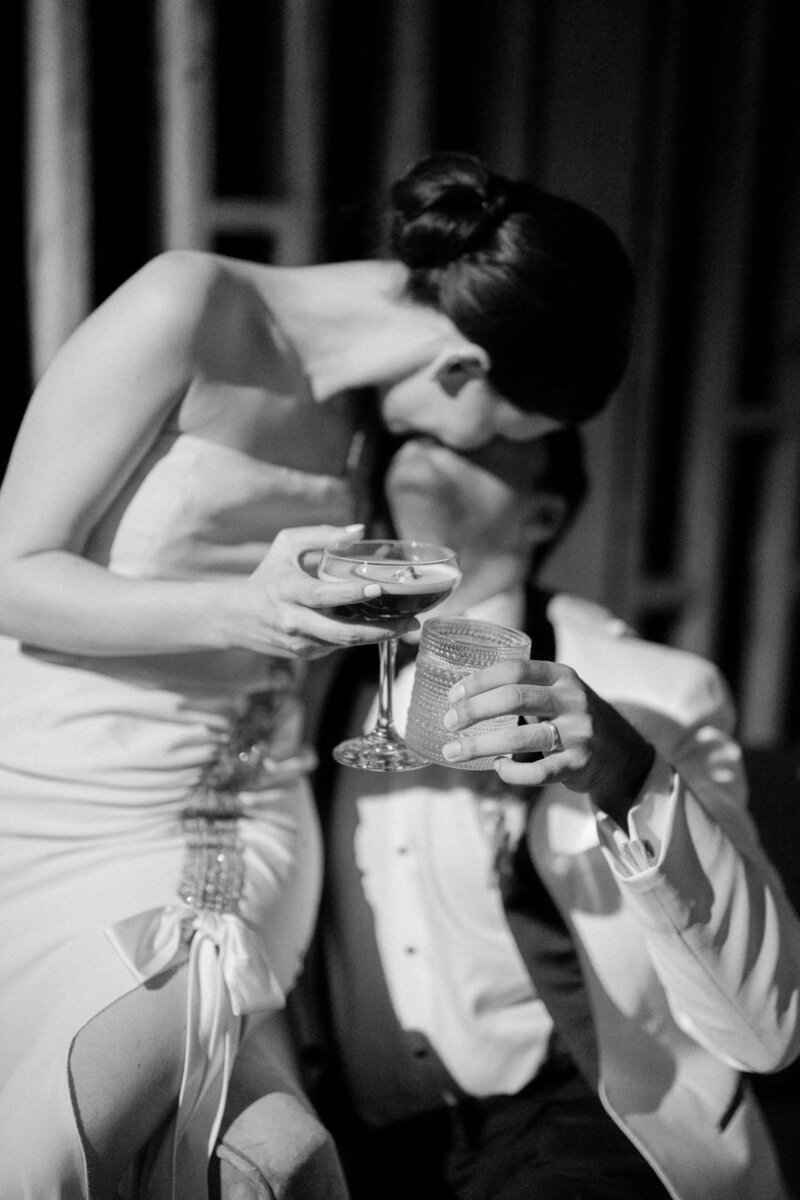 brideandgroom-kiss-canvas-weddings