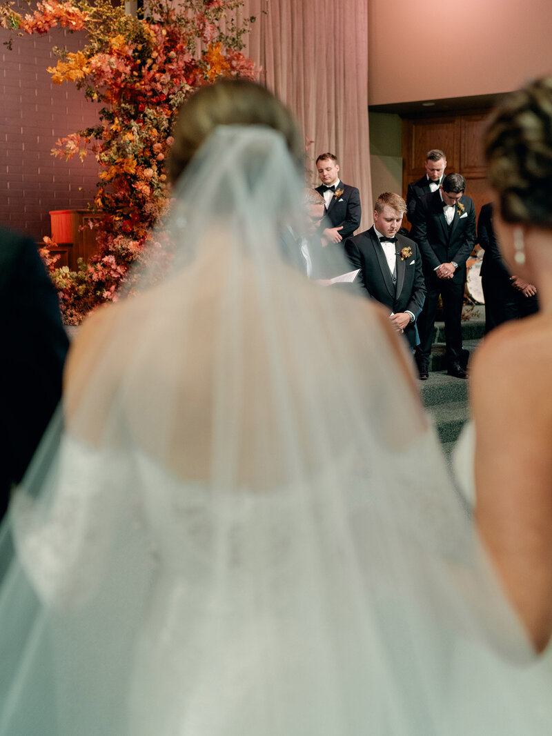 Autumn-Maximalist-Wedding-with-rich-tones-blue-velvet-draping-Ashley-Ludaescher-Photography-Vanessa-Noel-Events-0005