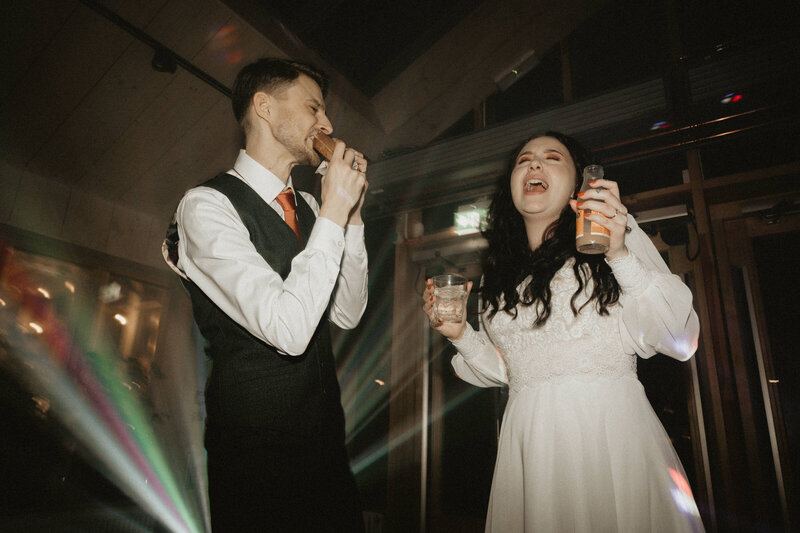 En vandring med brudpar och fotograf genom Rosendals Trädgård under höstens golden hour