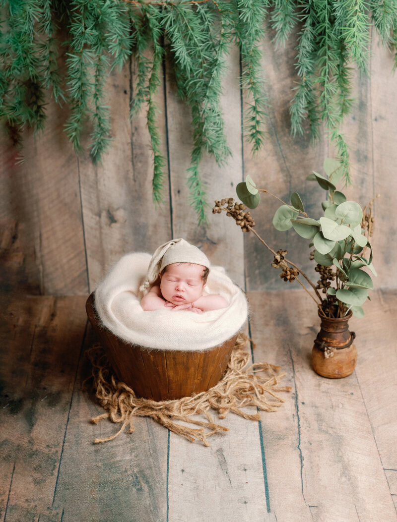 Pose "Upright in Prop" d'un bébé en studio