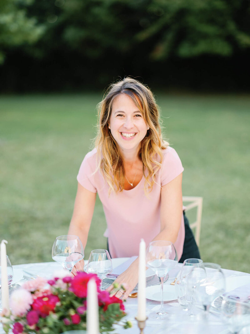 Nicole Tournois wedding planner in France setting up a table layout