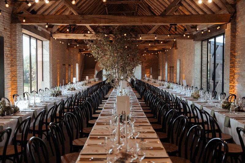 origineel trouwfeest met veel bloemen in West-Vlaanderen in Hoeve Etienne te Maldegem