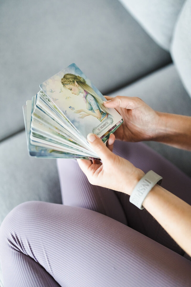 Cristina_Moidel- holding-affirmation-cards