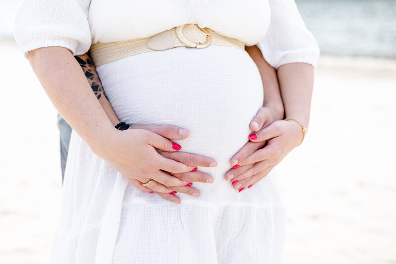 Tijdloze newborn shoot met een creme achtergrond. Deze warme setting brengt  je pasgeboren baby prachtig in beeld.