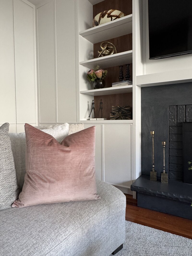 A modern living room design with natural elements 