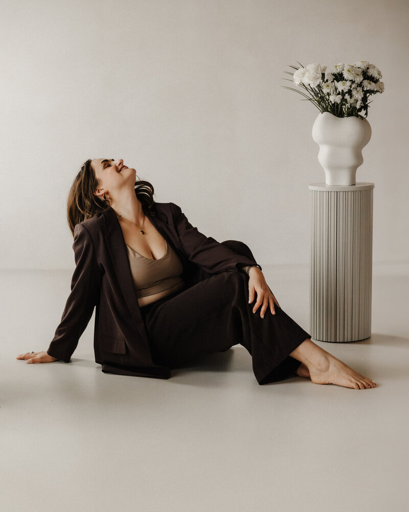 Natürliches Businessportrait mit Fokus auf Ausstrahlung und Stil
