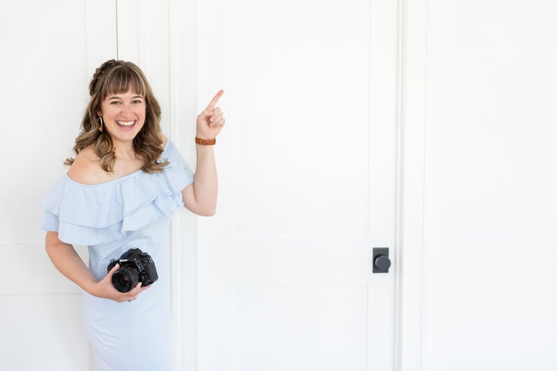 Heather-Leicy-is-working-at-her-computer-and-is-teaching-a-free-masterclass-on-tax-deductions-for-photographers