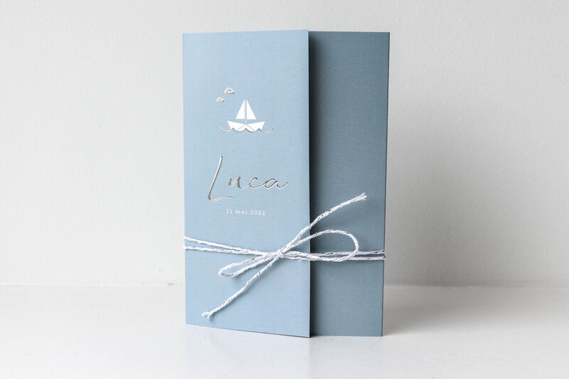 Zachtblauw-geboortekaartje-met-drieluik-Luca-met-zilverfolie-en-boot-illustratie