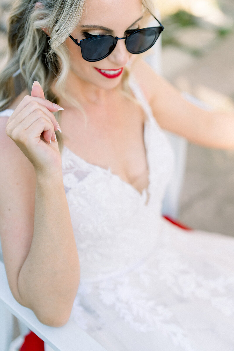 Tiffany Longeway Photography captures a chic and relaxed bridal portrait at Solage, Auberge Resorts Collection in Napa Valley. The bride’s stylish sunglasses and confident pose reflect the sophisticated and trendy atmosphere of this luxurious venue, ideal for couples seeking a modern and elegant wedding celebration in California’s wine country.
