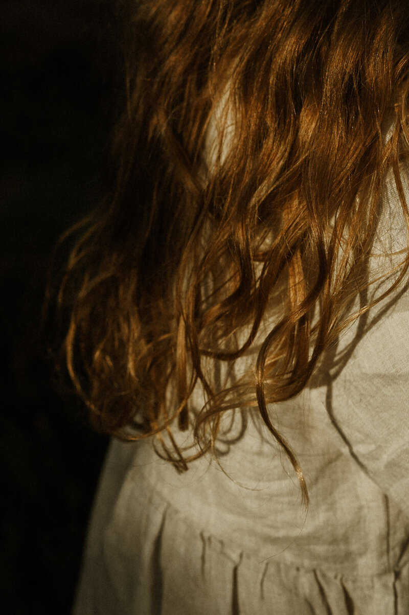 Gezinsfotografie in Nijlen tijdens golden hour – pure, spontane momenten vastgelegd in de heide.