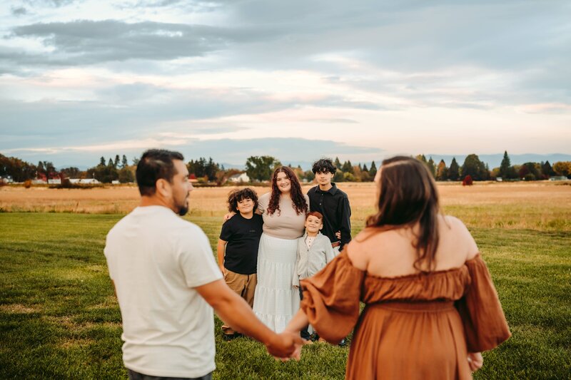 Family Photo with a Background Barn | Photography by Jocelyn