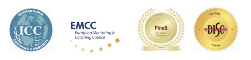 Som internationellt certifierad ICC-coach på executivenivå och certifierad teamcoach, har jag en gedigen bakgrund som stöds av EMCC:s EQA-ackrediterade certifieringar. Jag är också certifierad tränare inom Extended DISC, FinxS Feedback 360° och FinxS-bedömningar. Dessutom är jag en certifierad coachtrainer via ICC och har utbildat hundratals coacher.