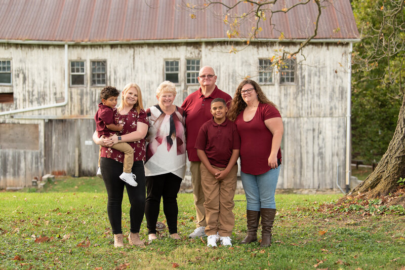 Extended Family Photos, barn. Adult Children and young boys