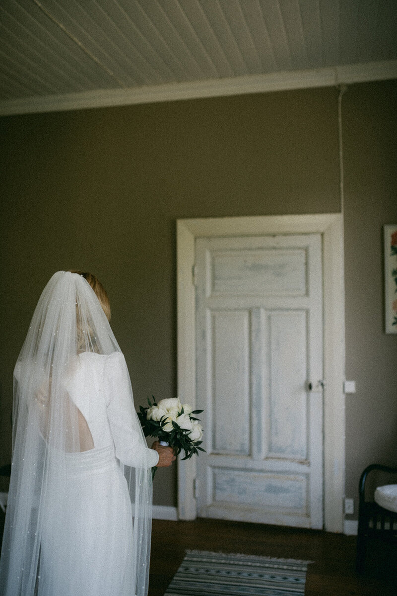 Documentary wedding photo of the bride's first look with children by the wedding photographer Hannika GabrielssonDocumentary wedding photography images by the wedding photographer Hannika Gabrielsson
