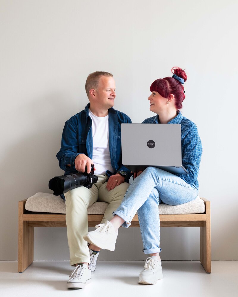 De eigenaren van Studio 2Shoot samen op de foto in hun studio in Eijsden – gepassioneerde fotografen met oog voor pure momenten.