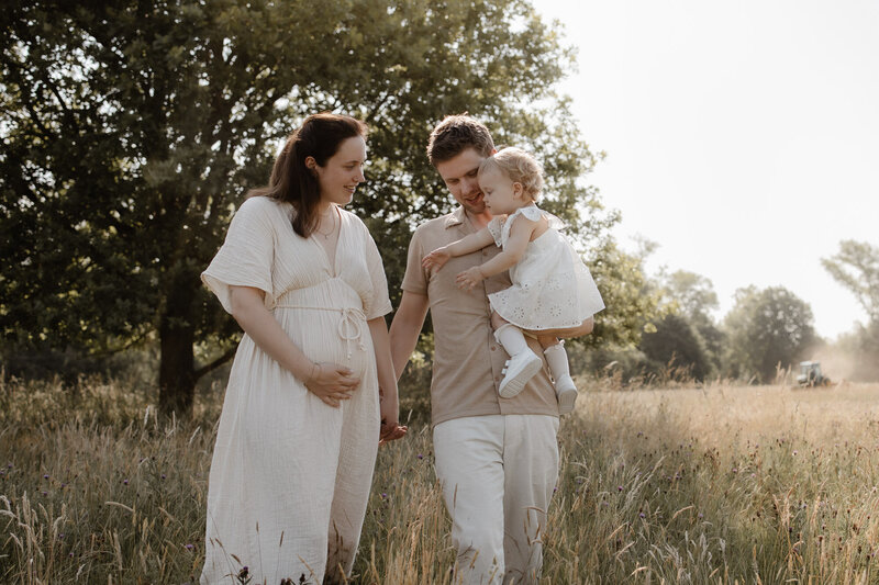zwangere vrouw in de natuur tijdens zwangerschapsfotoshoot te Bonheiden.