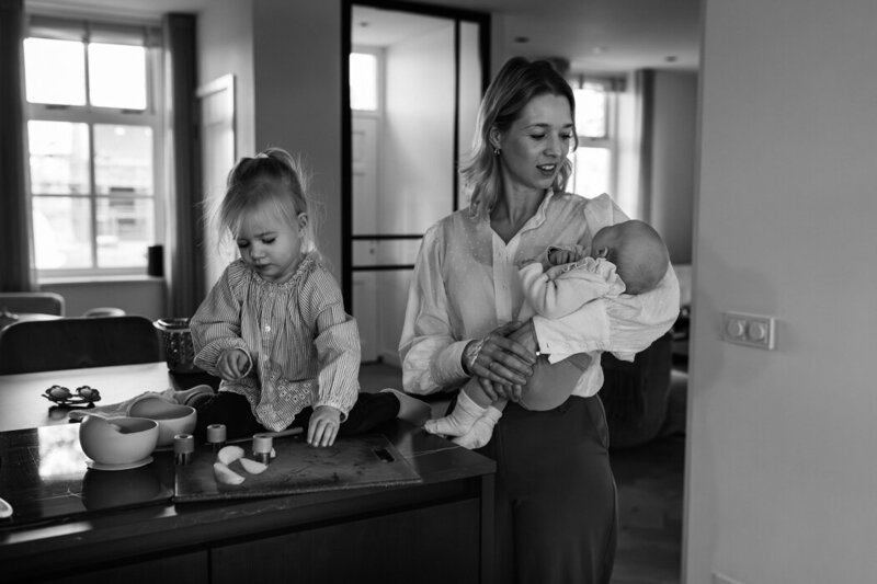 newbornfoto thuis binnen of buiten samen spelen