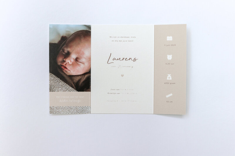 Drieluik-geboortekaartje-Laurens-met-beige-lint-11